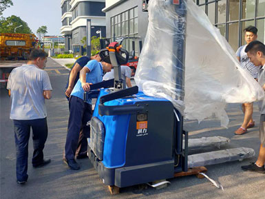 科力電動(dòng)堆高車(chē)進(jìn)行裝卸、堆高、堆垛和短距離運(yùn)輸作業(yè)