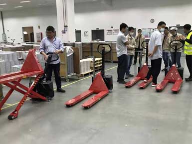 電動高升程搬運車交付使用，感謝廠家羅總親自跟客戶講解操作方法！